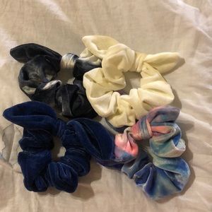 4 Pack Scrunchies!